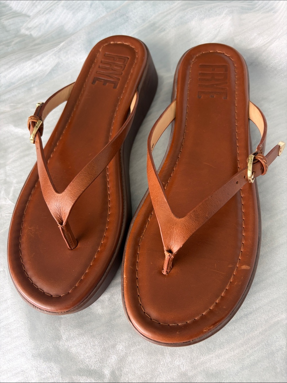 Frye Maya Leather Thong Sandals with Gold Buckle like new size 8 cinnamon